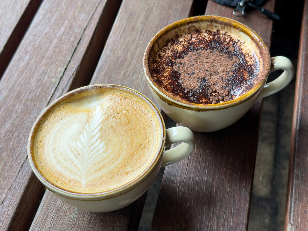 Wir verwöhnen uns mit Flat White und Cappuccino