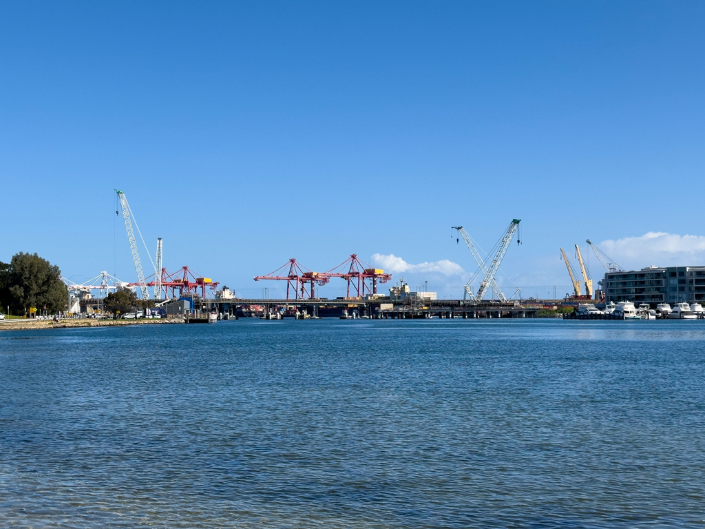 An der Brücke über den River wird fleissig gebaut