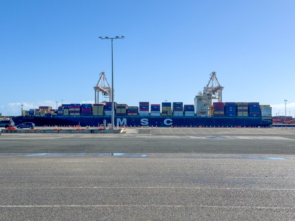 Ein Containerfrachtschiff wartet am Hafen Quai