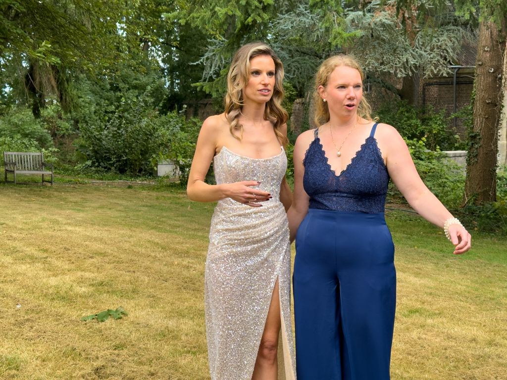 Die Schwestern Eva & Hannah, beide Jo's Töchter
