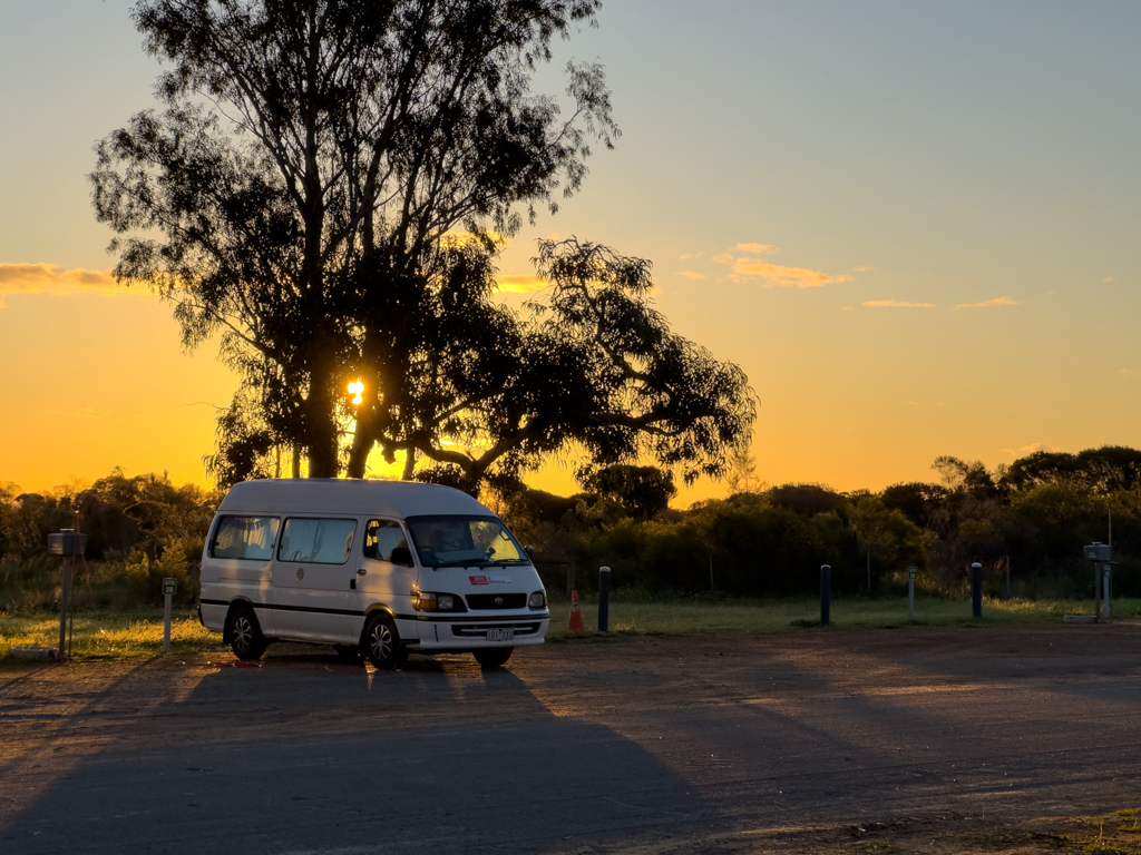 Sonnenuntergang mit Eneli im Coorow Caravanpark