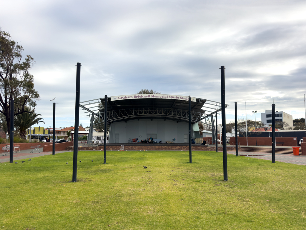 Die Graham Bicknell Musikbühne bietet bei schlechtem Wetter auch Unterschlupf für manch Schutzbedürftigen