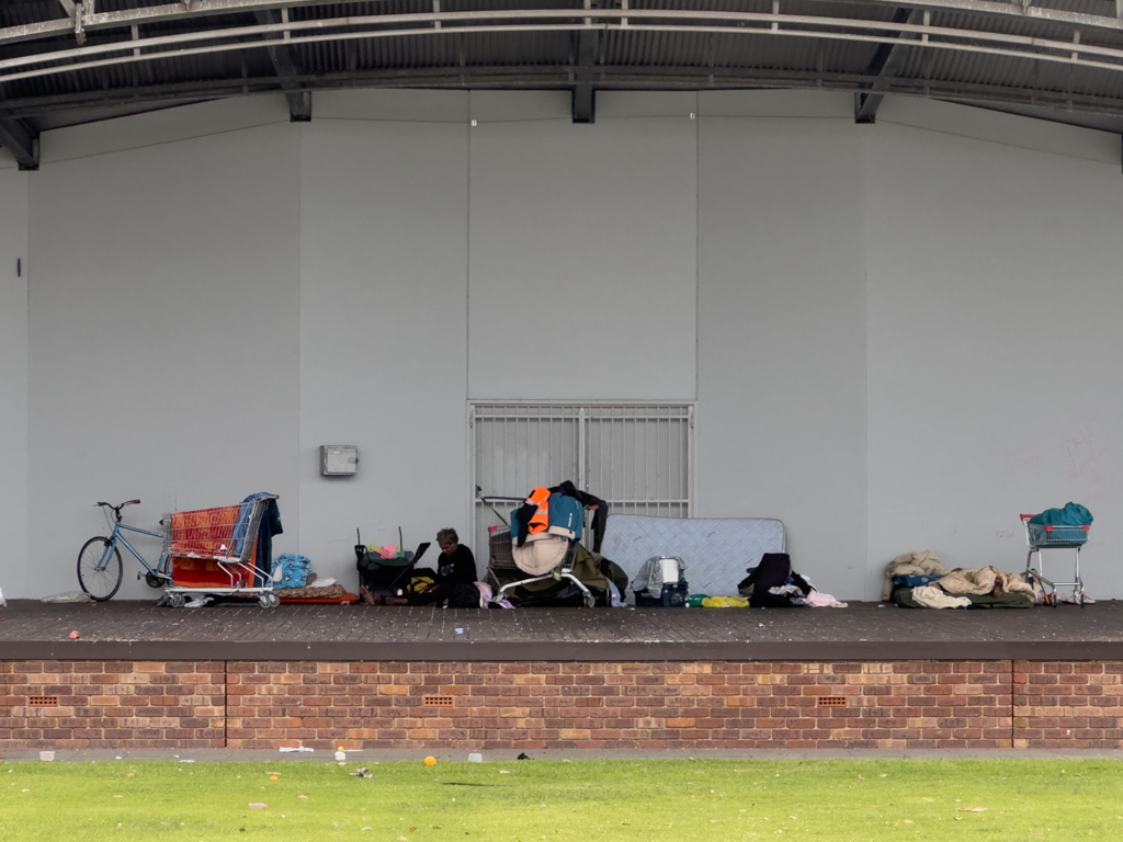 Die Graham Bicknell Musikbühne bietet bei schlechtem Wetter auch Unterschlupf für manch Schutzbedürftigen