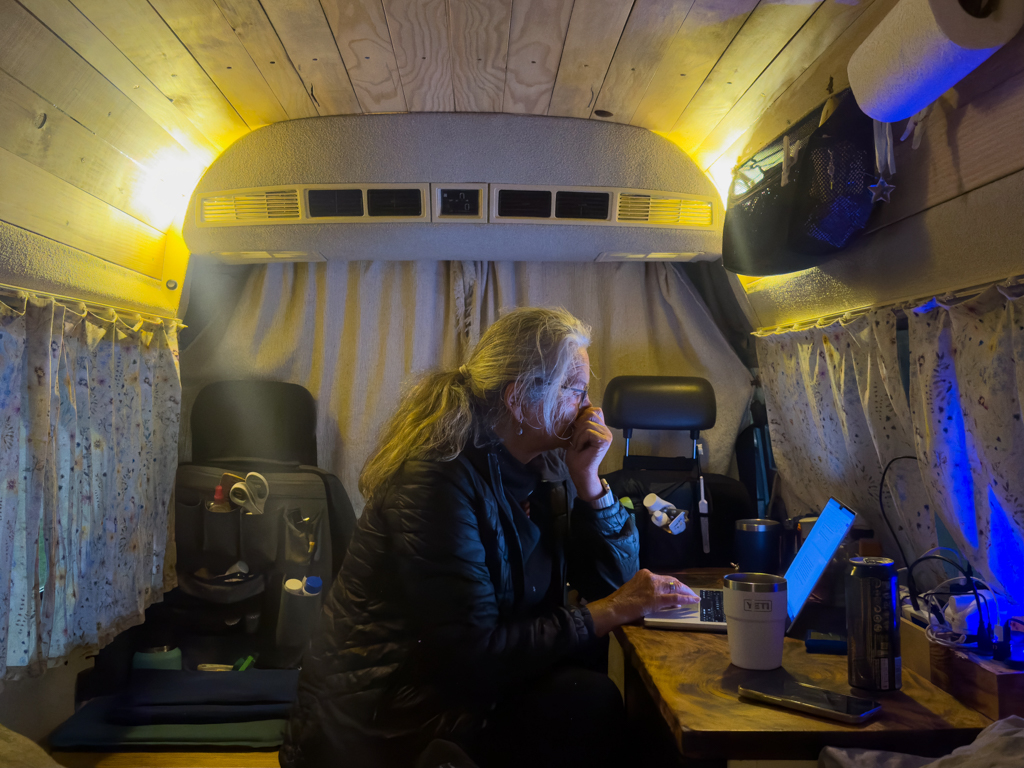 Ma arbeitet konzentriert bis spät Abends