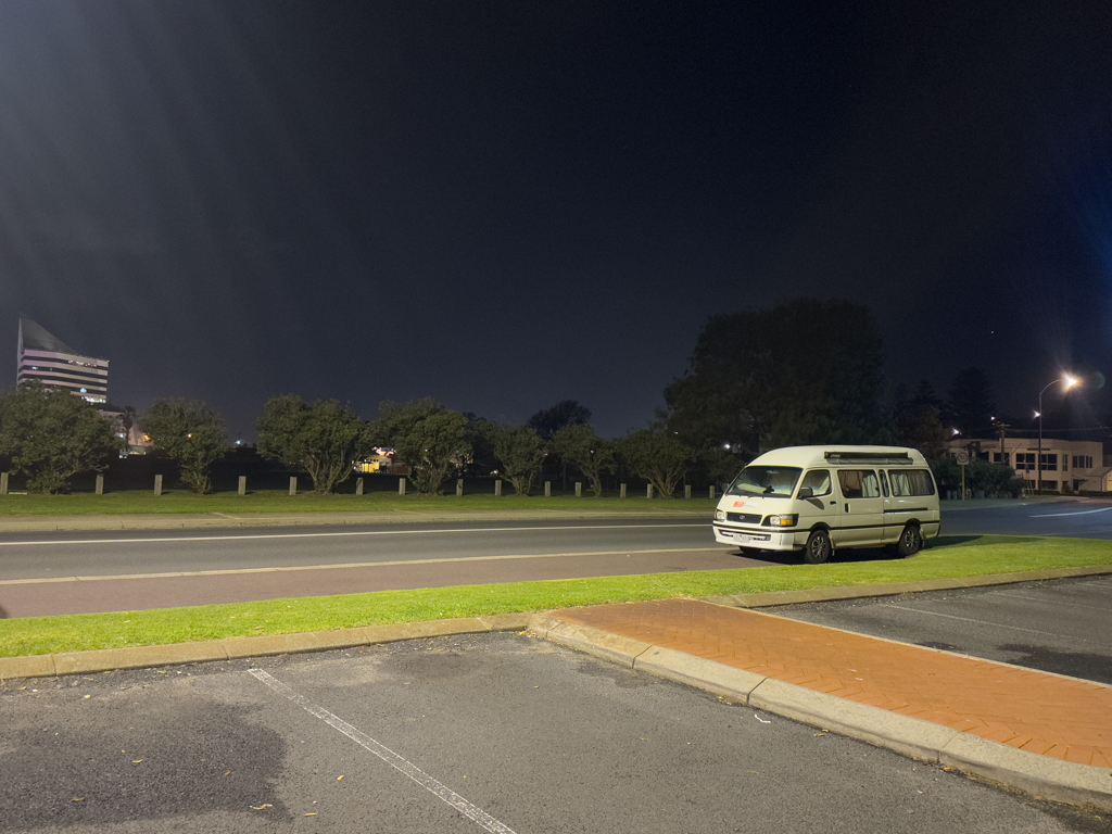 Bei Nacht: Wir stehen in Bunbury mit Eneli in der Parkbucht am Ocean Drive
