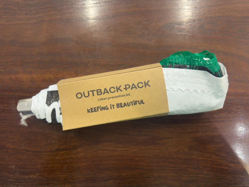 Hier werden wir mit dem Outback Pack, dem müllsammel Kit beschenkt