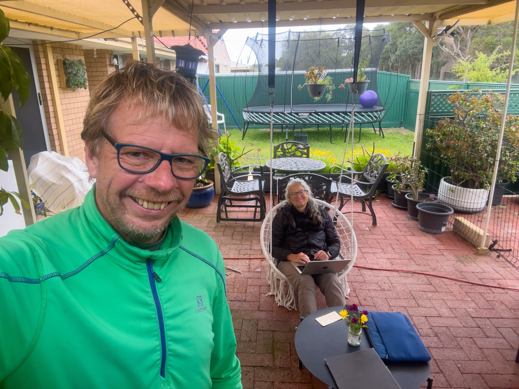Jetzt geniessen wir unseren Stellplatz bei Michelle, Robert & Kai. Ma ist schon im Hängestuhl
