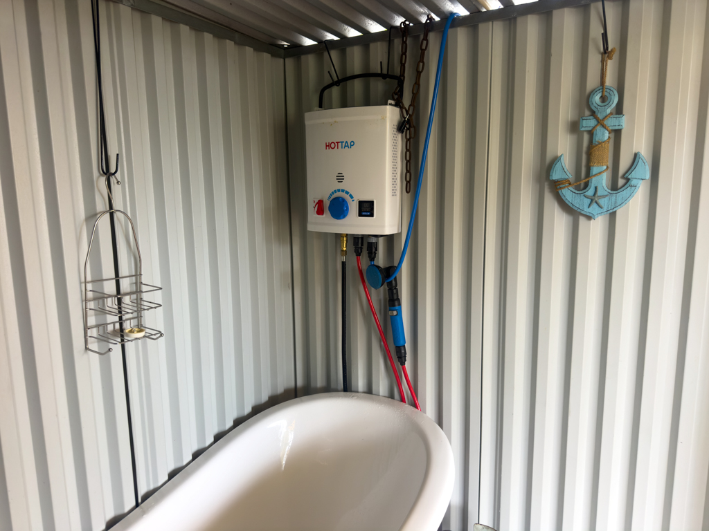 Im Duschcontainer die Badwanne mit Heißwasserboiler und Gartenbrause :-)