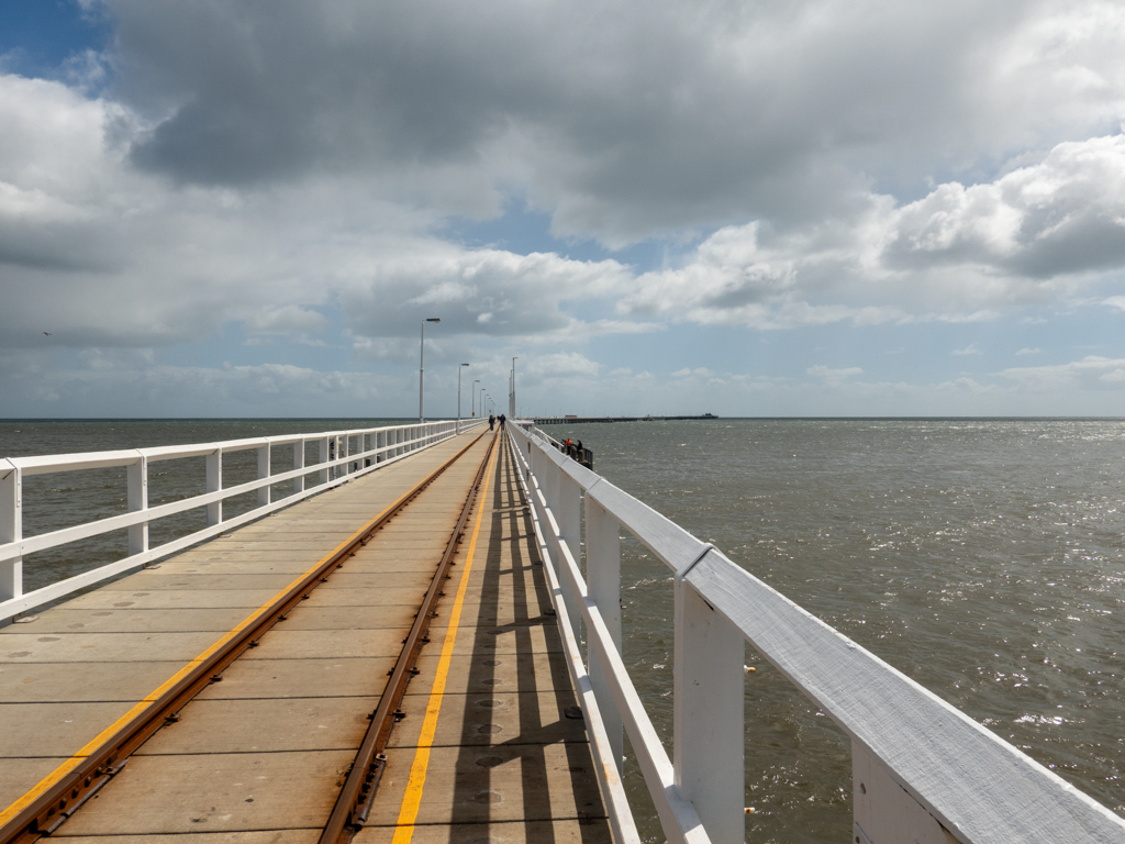 Die fast Menschenleere Jetty mit Eisenbahnschienen