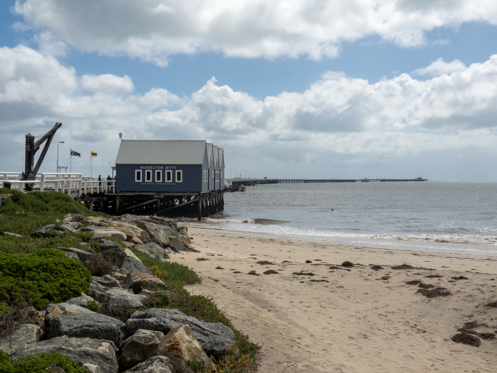 Die lange Jetty in Busselton vom Ufer aus gesehen
