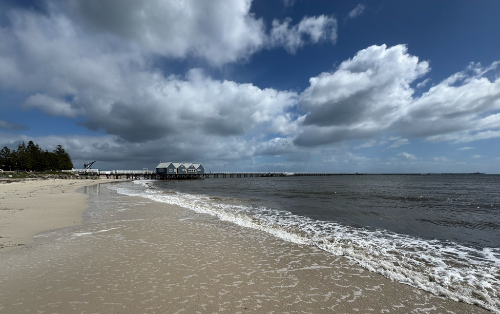 Panorama: Die lange Jetty in Busselton vom Ufer aus gesehen