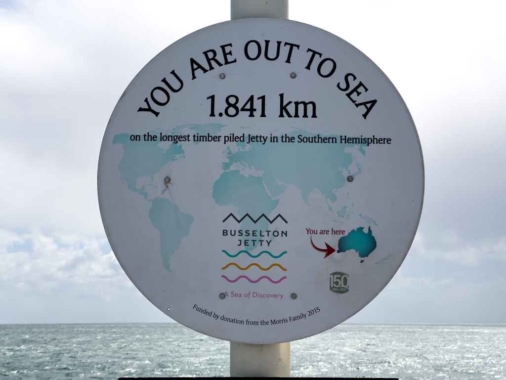 Die Busselton Jetty geht 1'841 m lang auf das Meer hinaus