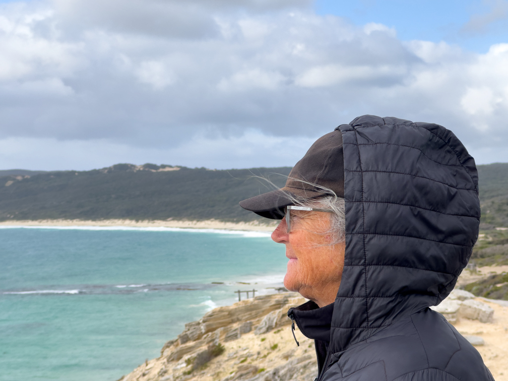 Es pfeift ein ordentlicher Wind hier oben am Lookout