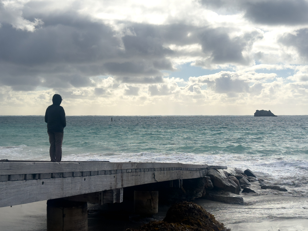 Ma steht auf der Boat Ramp der Hamelin Bay und blickt aufs Meer