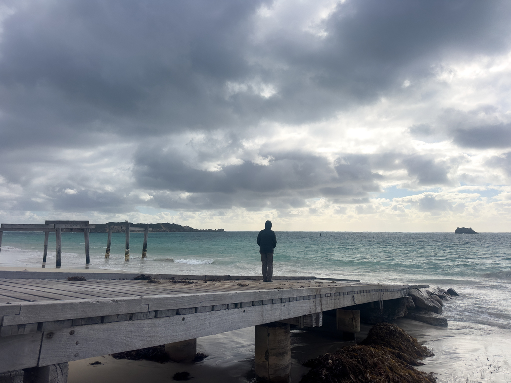 Ma steht auf der Boat Ramp der Hamelin Bay und blickt aufs Meer