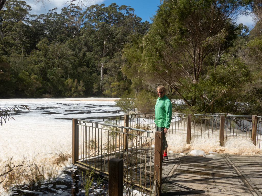 Jo posiert am Uferweg des Frankland Rivers