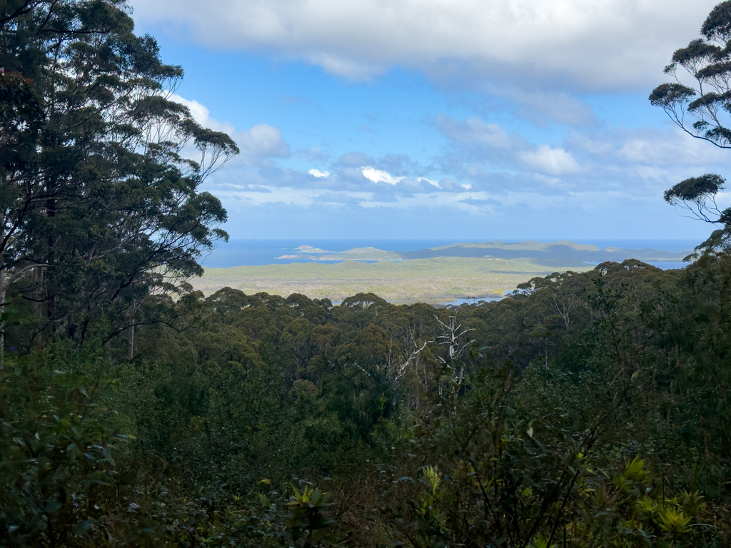 Blick vom Hilltop Lookout auf das Umland bis aufs Meer