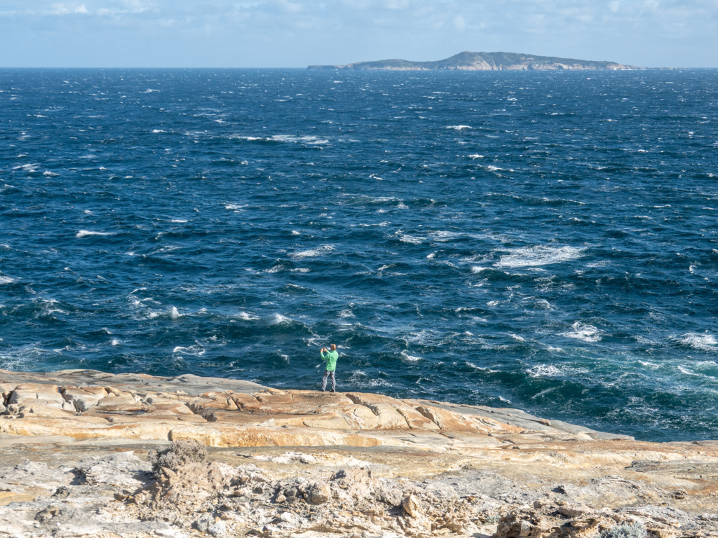 Jo macht ein paar Fotos von der Jimmy Wesell's Bay; das Meer ist voller Schaumkronen und recht aufgewühlt