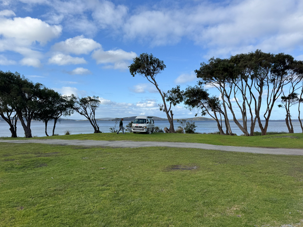 Unser Stellplatz im Panorama Caravanpark; Jo schreitet mutig voran
