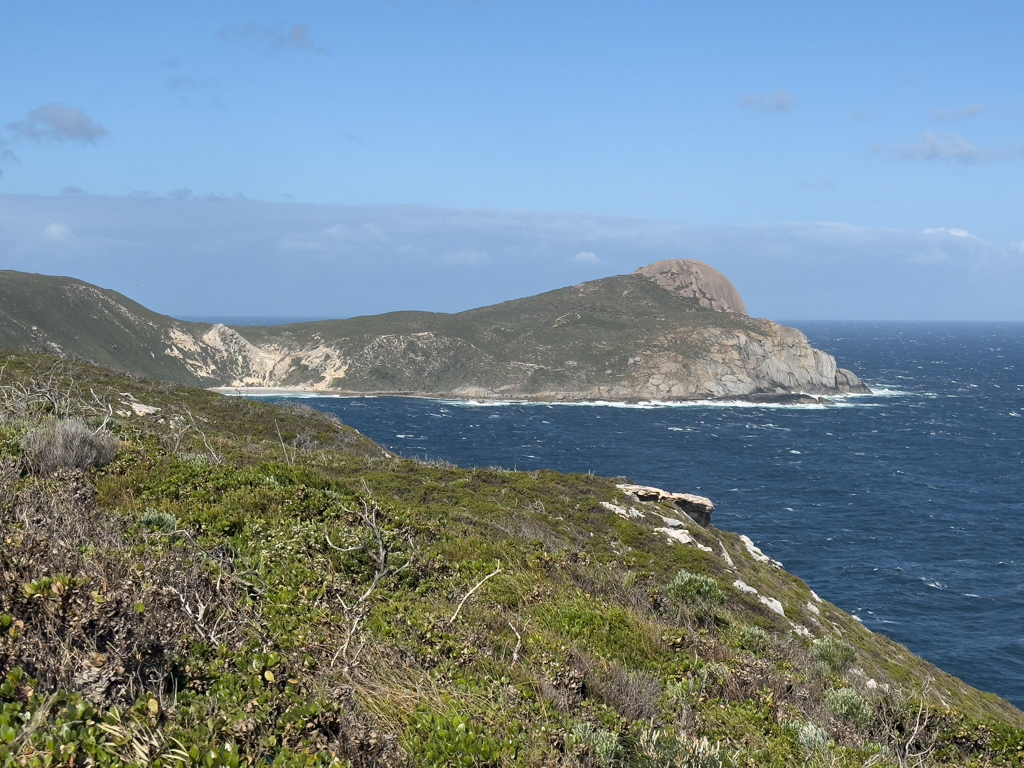 Blick auf die Jimmy Newell's Bay und den Bald Head