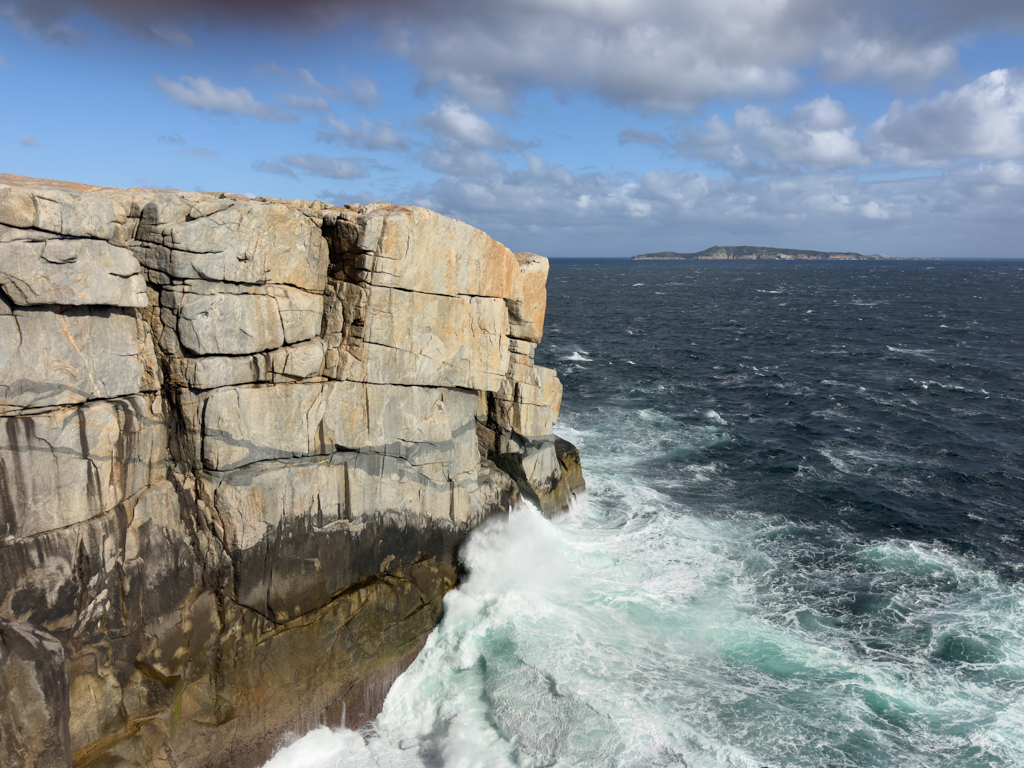 Die senkrechte Küste des Gap - der Graben ist eine tiefe Kerbe in der Küste