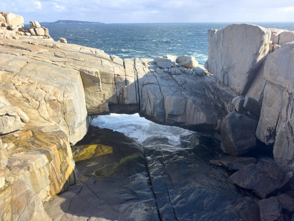 Unter der Natural Bridge bricht das Wasser hindurch