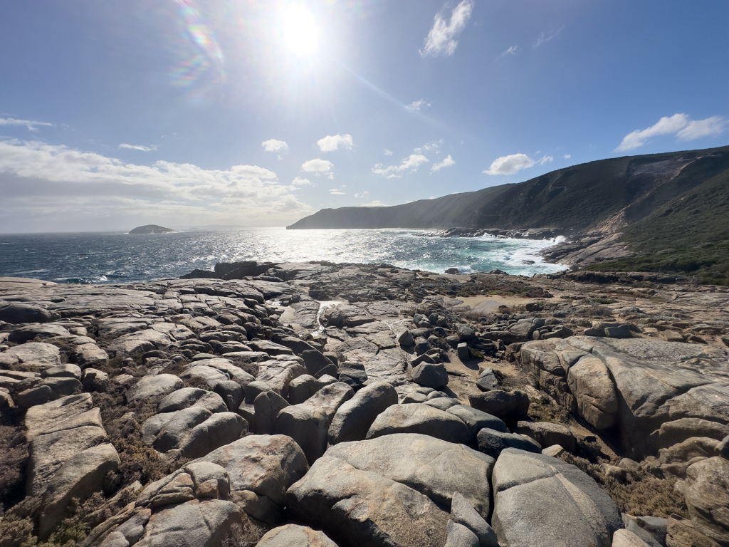 Steinige Felsenküste bei der Natural Bridge im Torndirrup Nationalpark