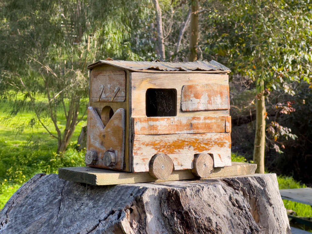 Ein kleines lustiges Vogelhaus im Campground