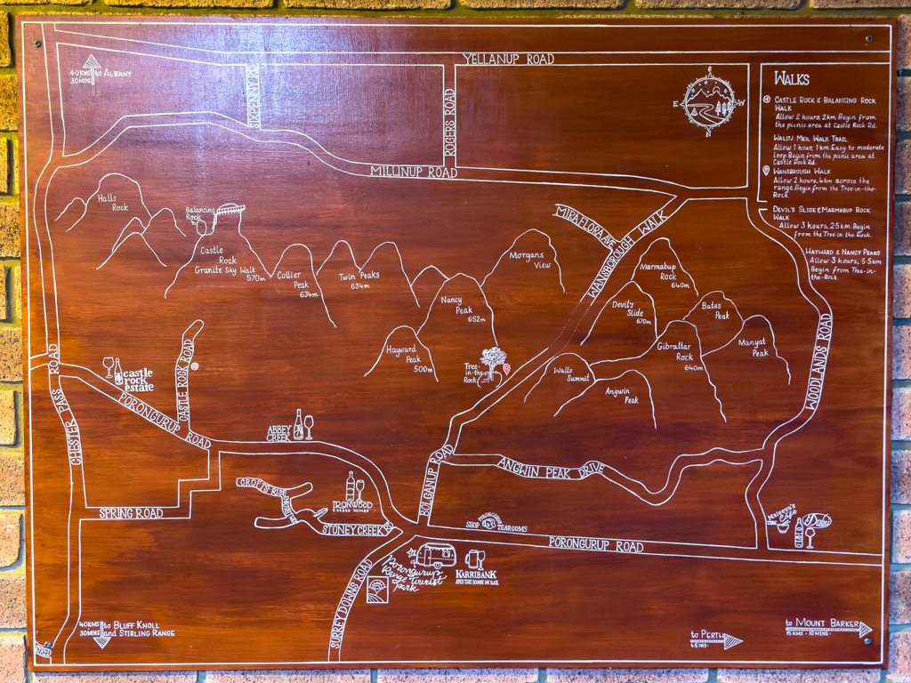 An der Wand der Camp Kitchen hängt eine selbstgemalte Tafel über den Porongurup Nationalpark