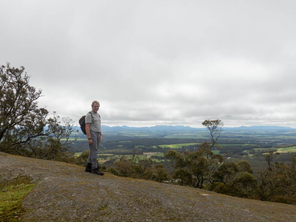 Mit Jo im Porongurup NP unterwegs. Hinten liegen die Sterling Ranges