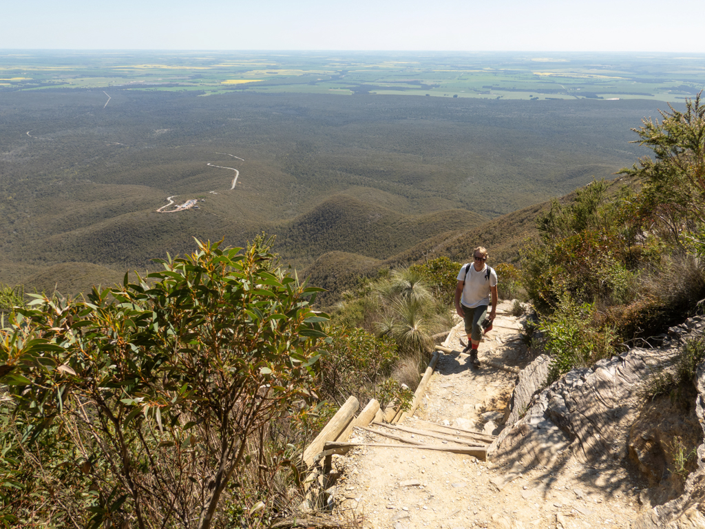 Mit Jo zum Bluff Knoll unterwegs. Unter uns der Parkplatz und der 8km langen Zufahrtsstrasse