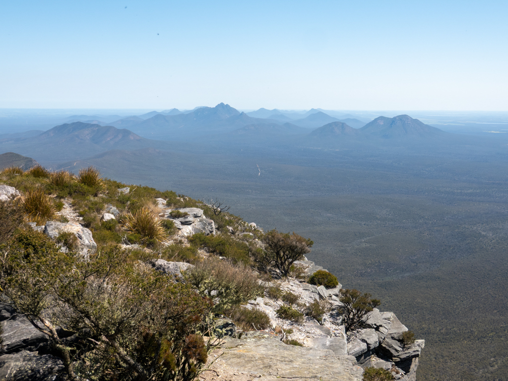Weiter gehts nicht auf Bluff Knoll. Blick auf die Sterling Ranges