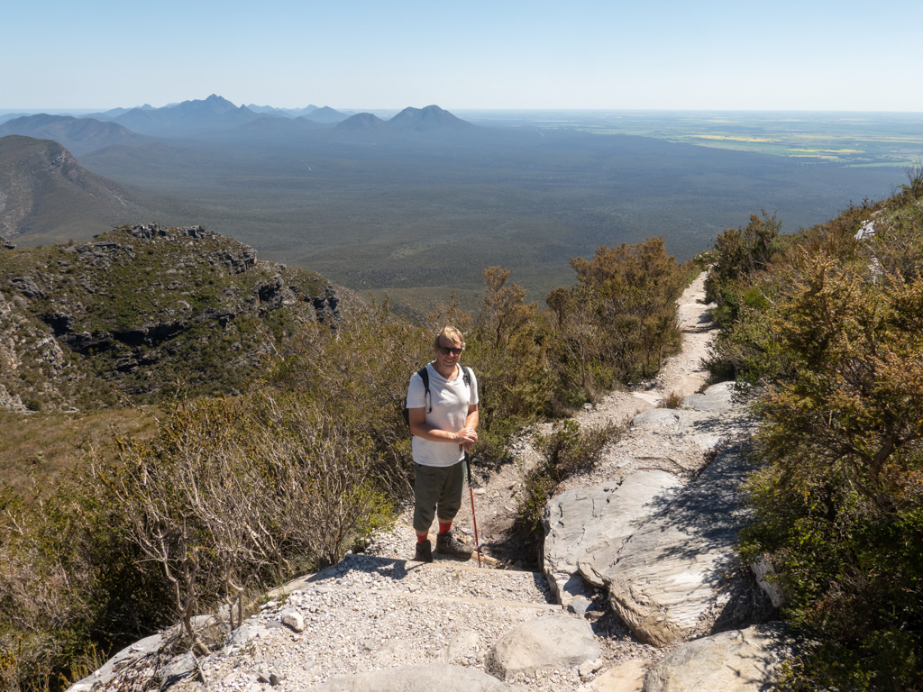 Mit Jo auf dem Retourweg von Bluff Knoll runter zum Parkplatz