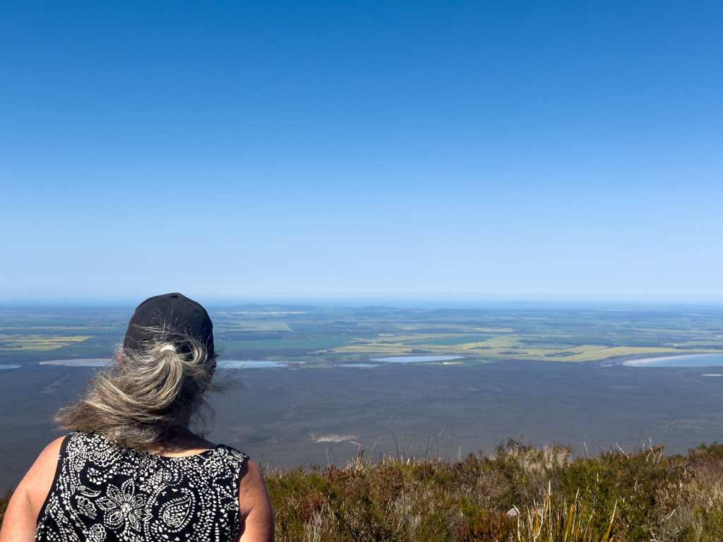 Ma schaut auf die Landschaft unterhalb des Bluff Knoll