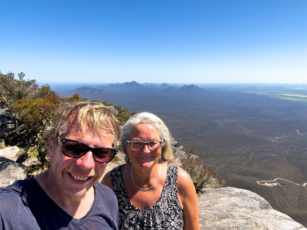 Selfie: JoMa oben auf Knoll Bluff und im Hintergrund die Sterling Ranges
