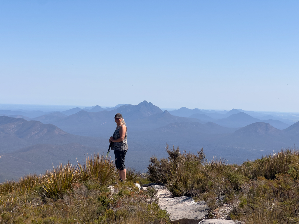 Ma oben auf Bluff Knoll mit Blick auf die Sterling Ranges