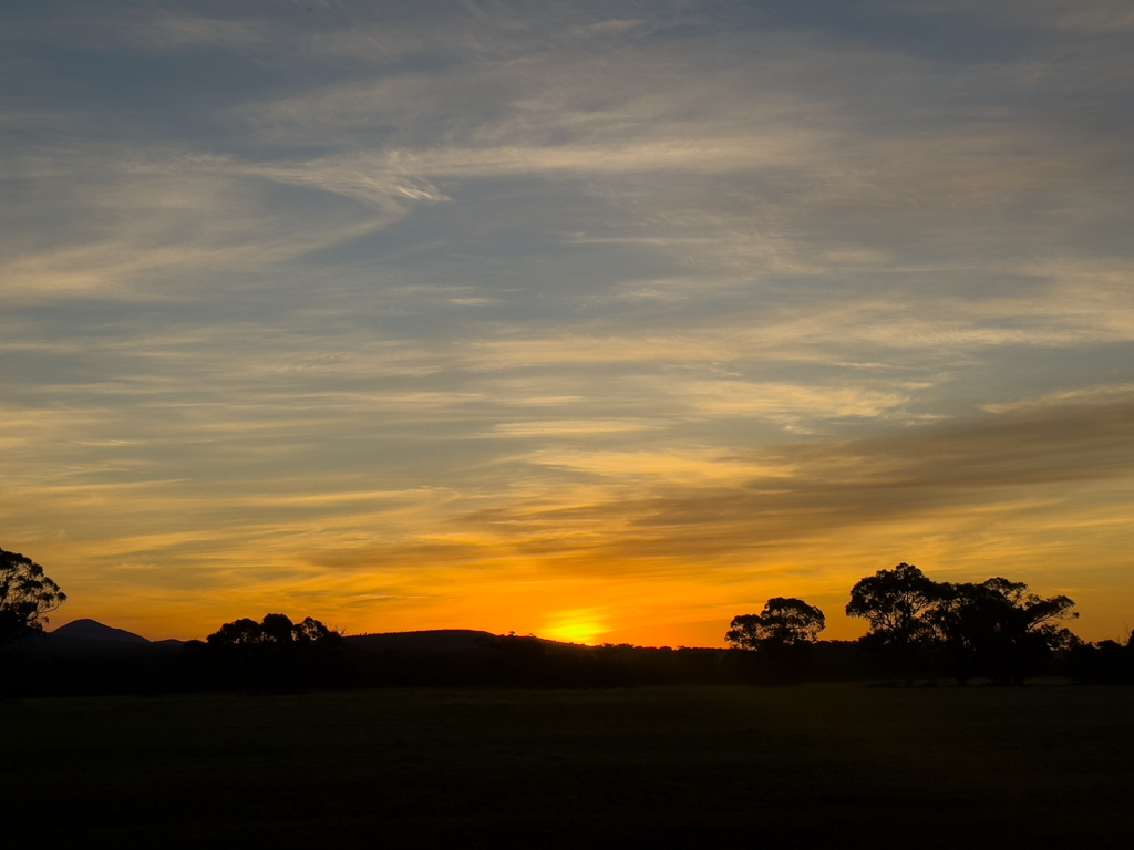 Mit Geschlirk am Himmel sieht der Sonnenuntergang dramatisch aus