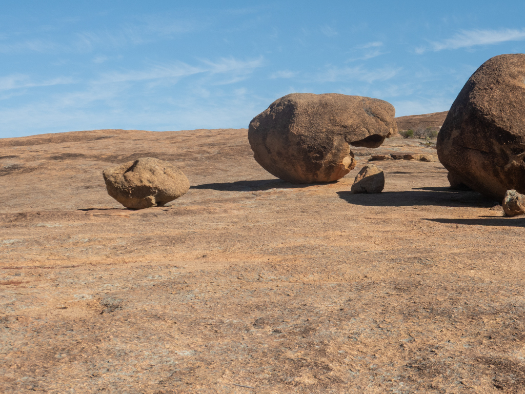 Oben auf der Kuppe sind grössere und kleinere, kugelrund abgeschliffene Granitkugeln zu finden
