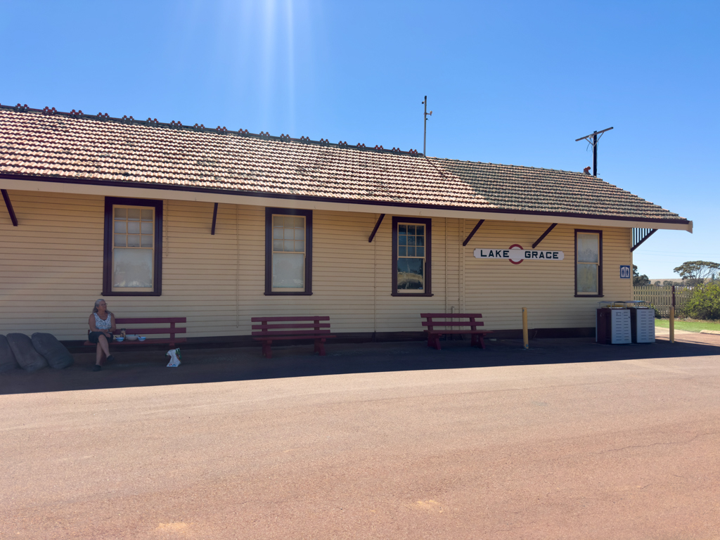 Rast an der Bahnstation in Lake Grace