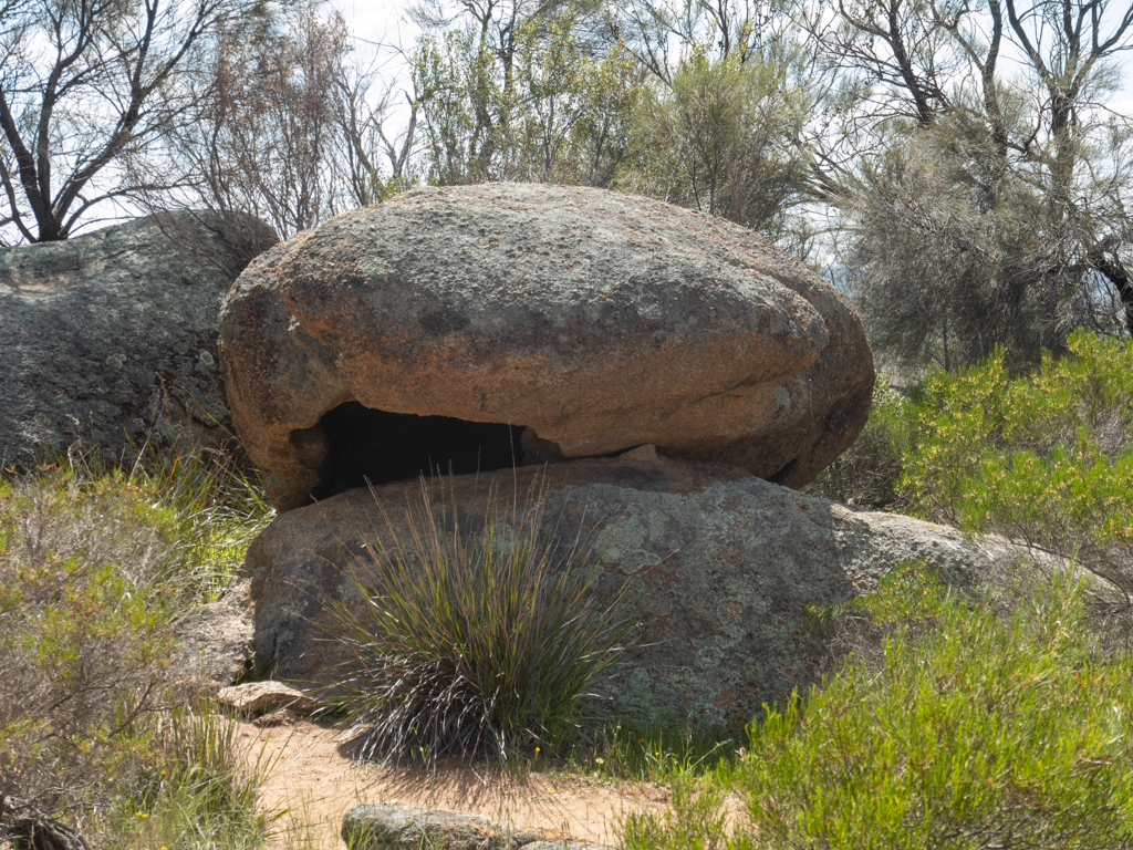 Kugeliger Granitfelsen mit Loch auf dem Wave Rock