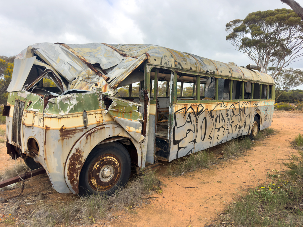 Ein altes Buswrack wurde hier am Campground einfach abgestellt; vorne ist noch die Abschleppstange dran