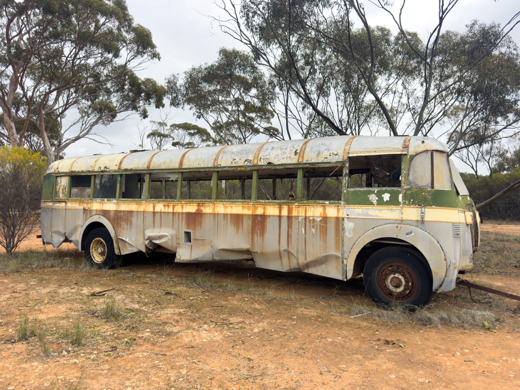 Ein altes Buswrack wurde hier am Campground einfach abgestellt