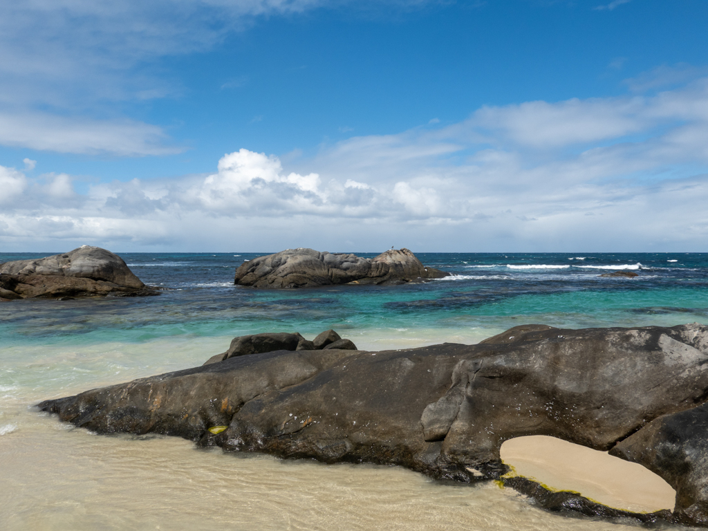 Felsiger Teil der breiten Four Mile Beach
