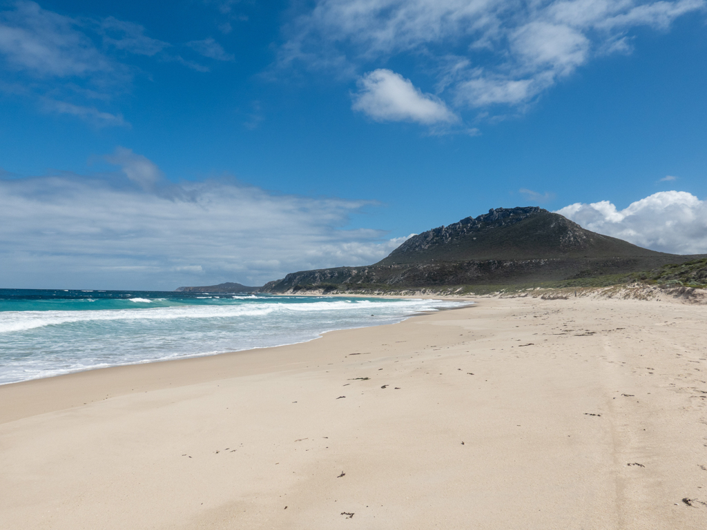 Die weite Four Mile Beach bei Ebbe