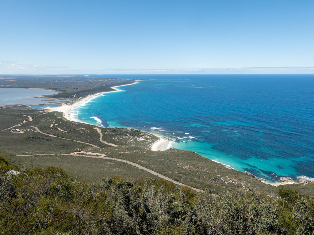 Blick vom East Mount Barren auf die Four Mile Beach und Landschaft