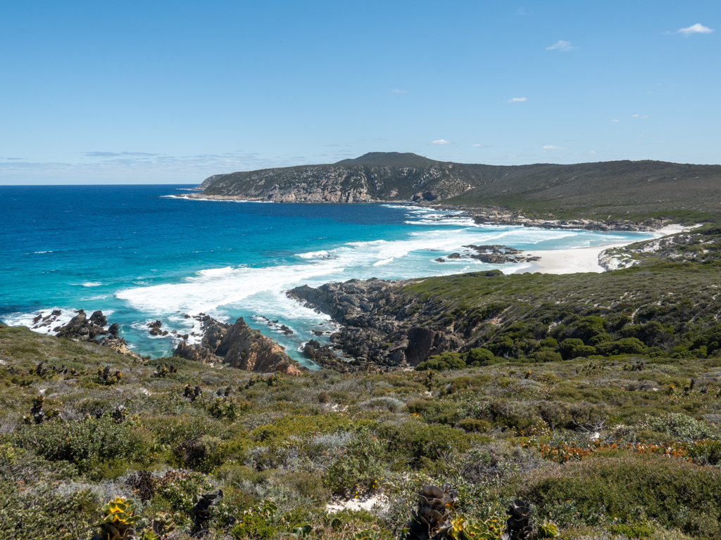 Blick vom East Mount Barren auf die kleine West Beach und Landschaft