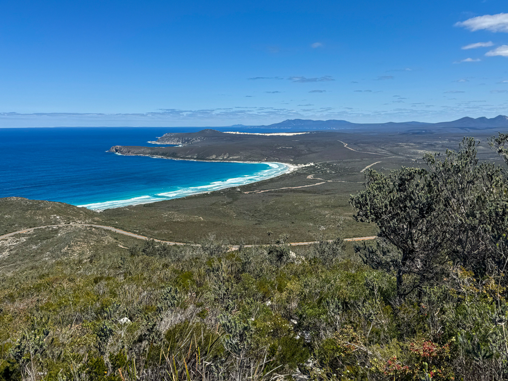 Blick auf die breite Four Mile Beach und Landschaft vom East Mount Barren