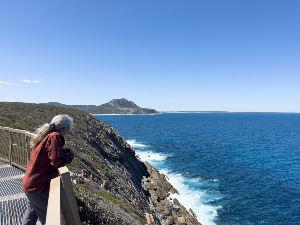 Mit Ma am Cave Point Lookout. Dahinter die Mylies Beach