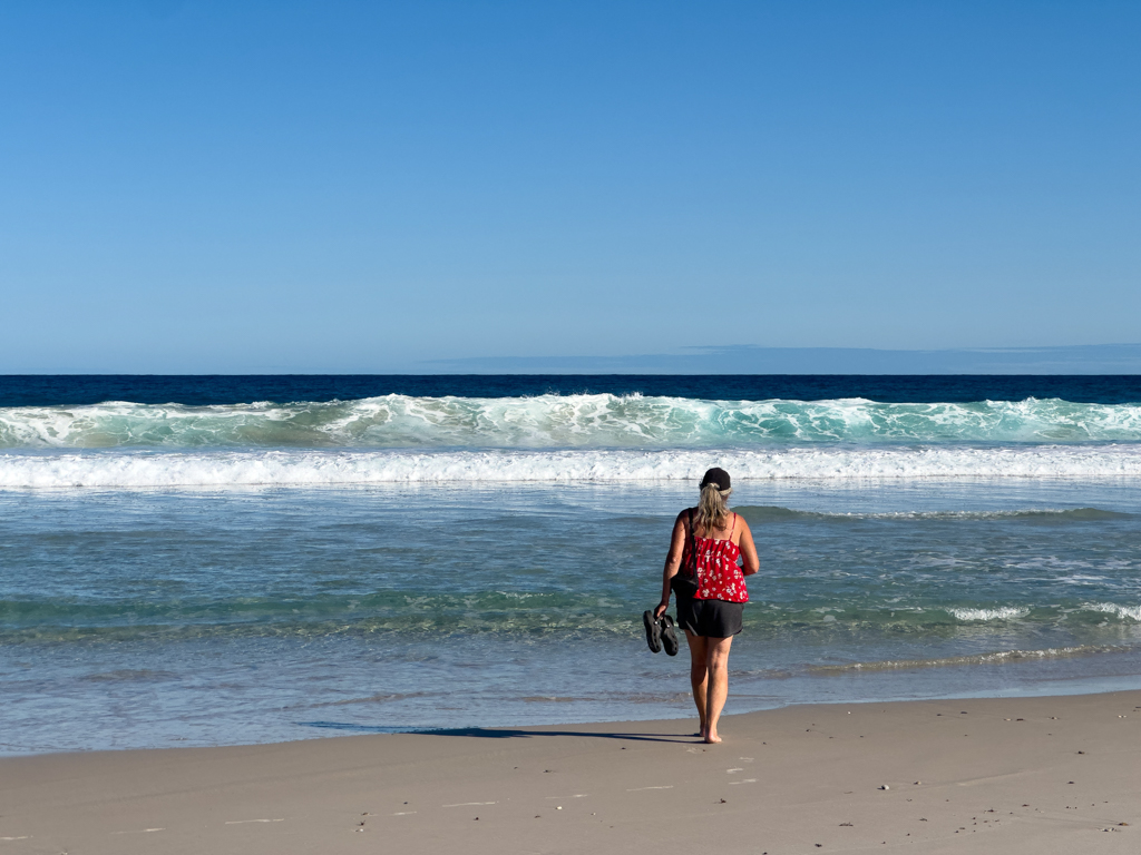 Ma auf dem Weg ins Wasser an der Mylies Beach
