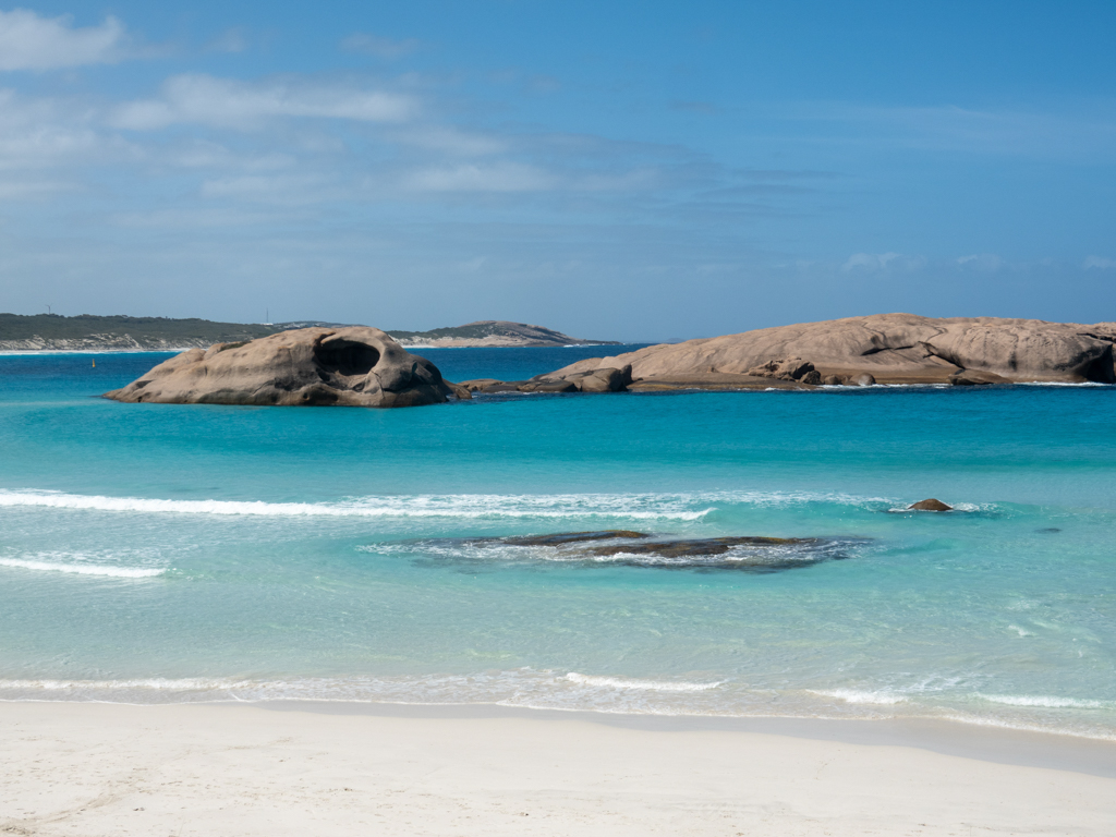 Pittoreske Felsen im klaren Wasser der Infinity Beach